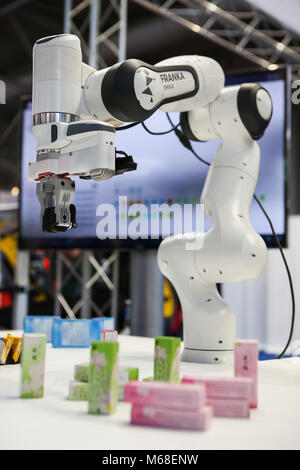 Hanovre, Allemagne. 21Th Mars, 2017. CeBIT 2017, le salon des TIC : Panda, un point sensible, interconnectés et collaborative système robot léger conçu spécifiquement pour aider les humains, développé par Franka Emika GmbH Munich, Allemagne. Crédit : Christian Lademann Banque D'Images