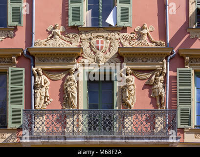 Façade d'un palais historique décoré de statues de marbre et d'un blason Banque D'Images