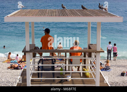 Deux maîtres nageurs regarder les baigneurs de leurs tower Banque D'Images