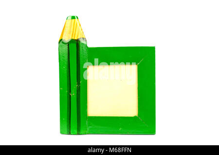 Vintage vert de l'éducation en bois avec cadre photo symbole crayon isolated on white Banque D'Images
