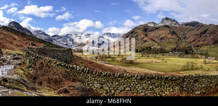 Le chef de la vallée de Great Langdale négligées par les Langdale Pikes Pike avec O'Blisco, Crinkle Crags et Bow est tombé derrière Banque D'Images