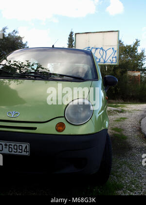 Daewoo Matiz stationnée sur route de campagne à Corfou, Grèce Banque D'Images