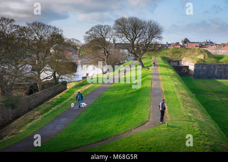 Carnforth remparts, vue sur les remparts défensifs historique le long de la côte nord de Blackpool dans le Northumberland, England, UK Banque D'Images