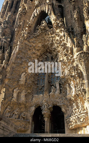 Barcelone, Catalogne, Espagne. Basilique de la Sagrada Familia, par Antonio Gaudí (1852-1926). Détail du Portail de la charité. La nativité. Banque D'Images