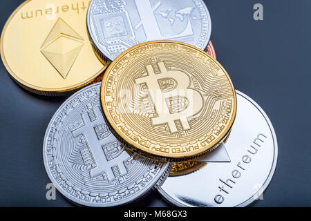 Pièces de monnaie (cryptocurrency empilés, Bitcoin Ethereum, Litecoins) Banque D'Images