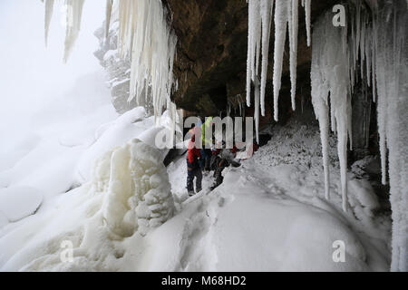 Les glaciéristes sur la chute à Kinder chute, High Peak dans le Derbyshire, que storm Emma, roulant en provenance de l'Atlantique, semble prêt à affronter la bête de l'est fait froid la Russie - de l'air généralisée à l'origine de nouvelles chutes de neige et températures amer. Banque D'Images