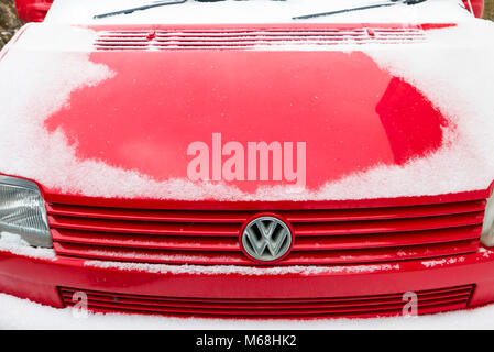 Volkswagen T4 Campervan garé au bord de la route et couverts dans un tourbillon de neige au 1er mars 2018 Banque D'Images