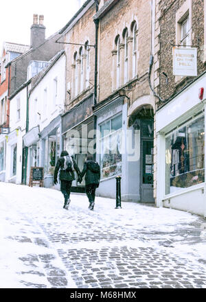 Un couple marche jusqu'Catherine Hill, Frome, Somerset, Angleterre après une nouvelle chute de neige sur le 1er mars 2018. Banque D'Images