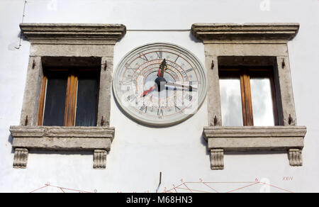 Horloge calendrier anciennes en pierre sur le mur extérieur d'un bâtiment historique dans Pesariis, Italie Banque D'Images