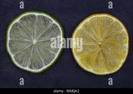 Tranches de citron de nourriture sur fond sombre Banque D'Images