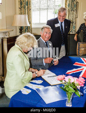 Le Prince Charles, duc de Cornouailles, et de Camilla, Duchesse de Cornouailles visiter Royal Cornwall Yacht Club. 12 juillet 2010. Banque D'Images