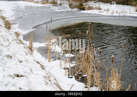 Surface de l'eau du canal de geler par temps froid. Banque D'Images