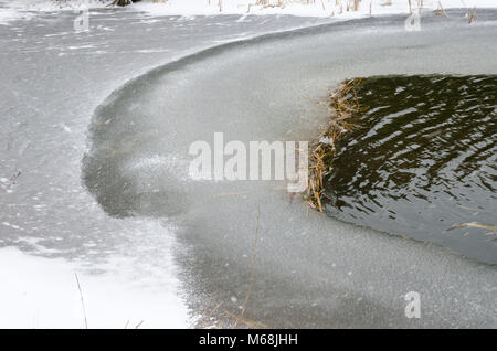 Surface de l'eau du canal de geler par temps froid. Banque D'Images