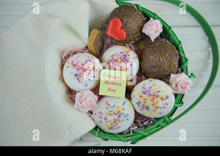 La fête des mères, un cadeau de nourriture avec des gâteaux et des biscuits et heureuse fête des mères mots ou texte Banque D'Images