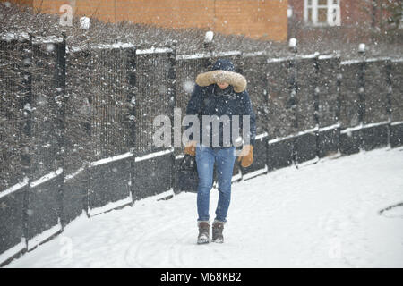 Personne qui marche le long d'un sentier à l'Est de Londres au cours de la neige lourde qui faisait partie d'# BeastfromtheEast tempête Banque D'Images