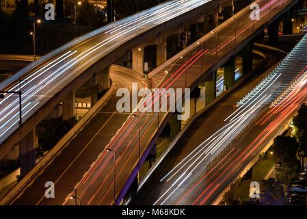 La lumière des sentiers sur l'autoroute à Chengdu en Chine. Banque D'Images