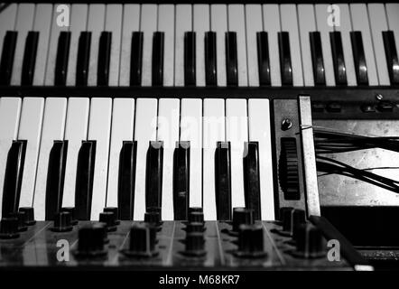 Piano et synthétiseur vintage sound instrument utilisé en concert live Banque D'Images