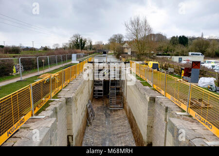 L'entretien sur le Kennet and Avon Canal à Seend Wiltshire Angleterre nouvelles écluses à l'écluse 19 Banque D'Images