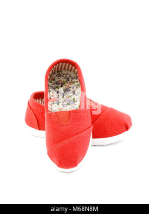 Paire de chaussures pour enfants rouge sur fond blanc Banque D'Images