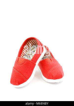 Paire de chaussures pour enfants rouge sur fond blanc Banque D'Images