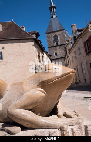 Sculpture grenouille et maisons traditionnelles Avallon Yonne Bourgogne-Franche Comte-France Banque D'Images