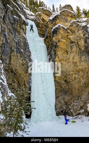 Shane Nelson et Andrew Stone Professeur d'escalade Falls WI4 nominale dans le parc national de Banff Banque D'Images