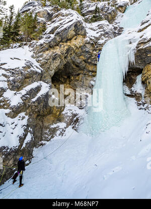 Andrew Stone et Shane Nelson Professeur d'escalade Falls WI4 nominale dans le parc national de Banff Banque D'Images