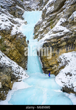 Andrew Stone et Shane Nelson Professeur d'escalade Falls WI4 nominale dans le parc national de Banff Banque D'Images