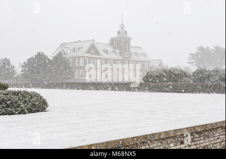 Convalescence Accueil Voiture Norfolk Arms et terrains environnants en hiver alors que la neige tombe dans la région de Norfolk Arms, West Sussex, Angleterre, Royaume-Uni. Averse de neige. Froid. Banque D'Images