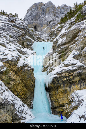 Andrew Stone et Shane Nelson Professeur d'escalade Falls WI4 nominale dans le parc national de Banff Banque D'Images