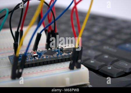 Arduino, fils et autour de transistors alignés sur un fond blanc Banque D'Images