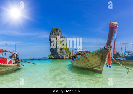 Bateau en bois pour les touristes en Thaïlande voyage mer Phuket Krabi Phiphi island en été concept Banque D'Images