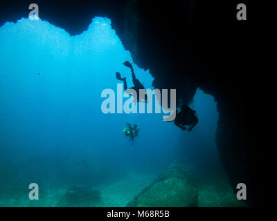 Les plongeurs silhouette dans une grotte, l'île de Koh Tao, Thaïlande Banque D'Images