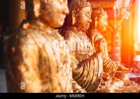 Rangée de Bouddha en or de l'Asie pacifique de l'image et la lumière de la sagesse et de la concentration. Banque D'Images