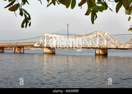 Le vieux pont sur le Mékong à Kampot, Cambodge, Asie Banque D'Images