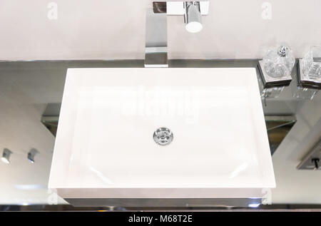 Lavabo carré moderne monté dans une surface de miroir. Concept de l'intérieur d'accueil Banque D'Images