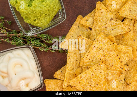 Arrière-plan de tortilla de maïs frites Nachos ou sur un feu ouvert avec la sauce salsa et caeso. Copier l'espace. Close up. Banque D'Images