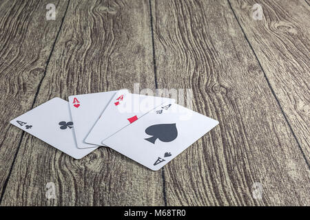 Thème Poker table bois avec cartes et puces Banque D'Images