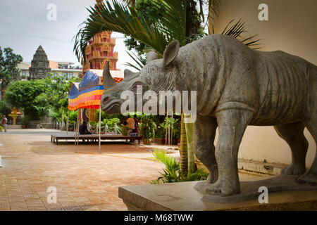 Wat Ounalom statue de Rhino (pagode) à Phnom Penh, Cambodge, l'un des plus importants centres du bouddhisme. Banque D'Images