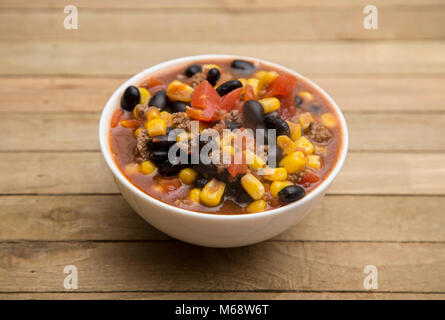 Bol de soupe communément appelé ou soupe Tortilla Taco Banque D'Images