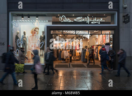 À la suite de l'annonce de deux négociants se retirer des affaires, il y a des craintes pour les autres. Une vue de Miss Selfridge détaillant dans Oxford Street Banque D'Images