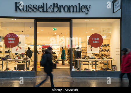 À la suite de l'annonce de deux négociants se retirer des affaires, il y a des craintes pour les autres. Vue de la part des détaillants et Russell Bromley dans Oxford Street Banque D'Images