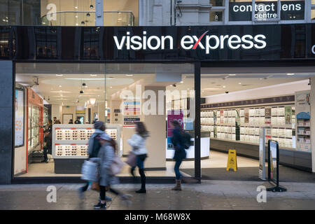 À la suite de l'annonce de deux négociants se retirer des affaires, il y a des craintes pour les autres. Le but de Vision Express détaillant dans Oxford Street Banque D'Images