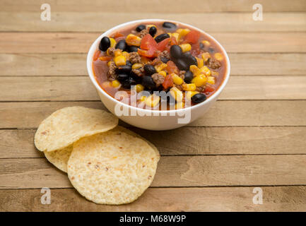 Bol de soupe communément appelé ou soupe Tortilla Taco Banque D'Images