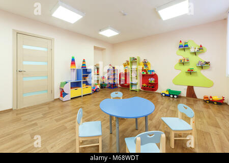 Tableau bleu pour les classes avec des enfants et de la lumière de couleur rose avec salle de jeux dans le jardin d'enfants Banque D'Images
