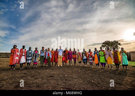 VILLAGE massaï, KENYA - 2 janvier 2015 : peuple Masaï et touristiques Banque D'Images