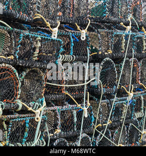 Pile de la pêche du homard et du crabe cages pot cantres, St Ives, Cornwall, England, UK Banque D'Images