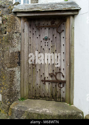 Vieux Chêne porte en fer avec mur de pierre en granit de ce qui est connue comme étant la plus vieille maison de St Ives, Cornwall, England, UK Banque D'Images