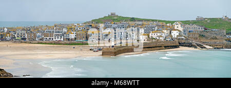 Image panoramique de la ville de St Ives et le port à marée basse révélant une plage de sable, Cornwall, England, UK Banque D'Images