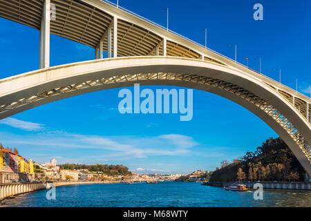 Pont Arrabida à Porto Portugal, traversant la rivière Douro, reliant Porto à Vila Nova de Gaia Banque D'Images